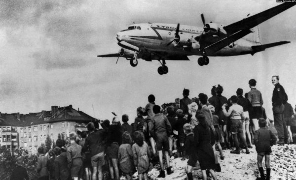 Photo of a U.S. Air Force airplane landing in Berlin. Library of Congress