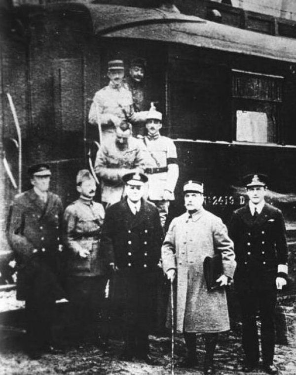 Image: Photo taken after the signing of the armistice in the Compiègne forest on November 11, 1918.