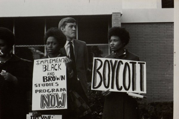 Image: Photograph of college students protesting on campus in 1969. From the Cal State Northridge Library.