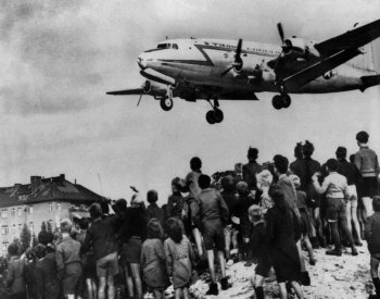 Photo of a U.S. Air Force airplane landing in Berlin. Library of Congress